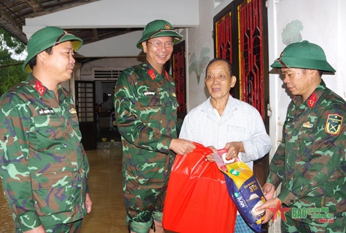 Bộ Chỉ huy Quân sự tỉnh Thừa Thiên Huế thăm, tặng quà người dân vùng lũ